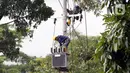 Tim UPT PLN melakukan upaya penyambungan kembali kabel listrik yang putus akibat gempa Cianjur di kawasan Cugenang, Kabupaten Cianjur, Jawa Barat, Selasa (22/11/2022). PLN terus mengupayakan penyambungan kabel listrik yang putus akibat gempa Cianjur. (Liputan6.com/Helmi Fithriansyah)