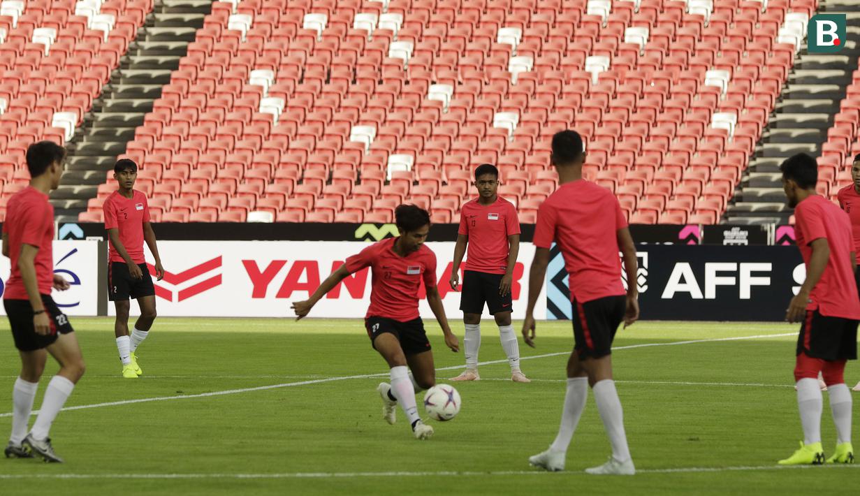 Para pemain Singapura saat latihan jelang laga Piala AFF 2018 di Stadion Nasional, Singapura, Kamis (8/11). Singapura akan melawan Timnas Indonesia. (Bola.com/M. Iqbal Ichsan)