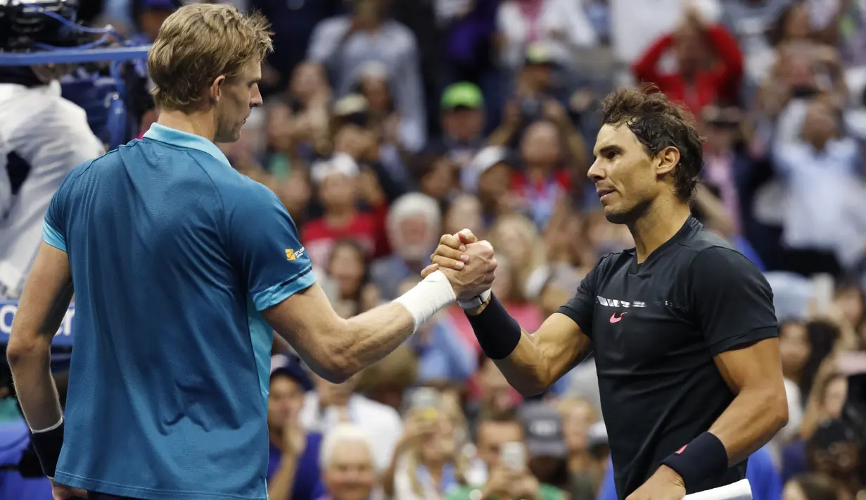 Rafael Nadal (kanan) memberikan salam kepada Kevin Anderson usai final tunggal putra AS Terbuka 2017 di USTA Billie Jean King National Tennis Center,  New York, (10/9/2017). Rafael Nadal menang 6-3, 6-3, 6-4. (AP/Adam Hunger)