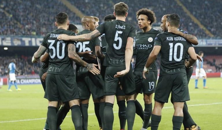 Para pemain Manchester City merayakan gol ke gawang Napoli pada laga Liga Champions di San Paolo, Rabu (1/11/2017). (AFP/Carlo Hermann)
