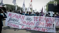 Sejumlah peserta aksi yang tergabung dalam Aliansi Badan Eksektutif Mahasiswa Seluruh Indonesia (BEM SI) membawa spanduk saat mengikuti aksi longmarch menuju Istana Merdeka, Jakarta, Senin (22/5). (Liputan6.com/Faizal Fanani)