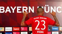 Arturo Vidal memperlihatkan nomor punggung yang akan di pakai di klub barunya usai resmi bergabung di Allianz Arena, Jerman (28/7/2015). Vidal dibeli Bayern dari Juventus dengan harga 40 juta euro atau setara Rp 593 miliar. (REUTERS/Michaela REHL)