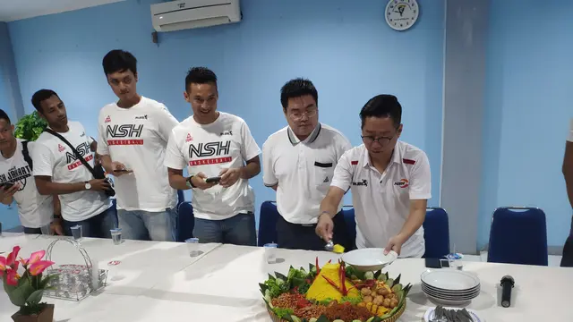 Manajer NSH Arlan memotong tumpeng