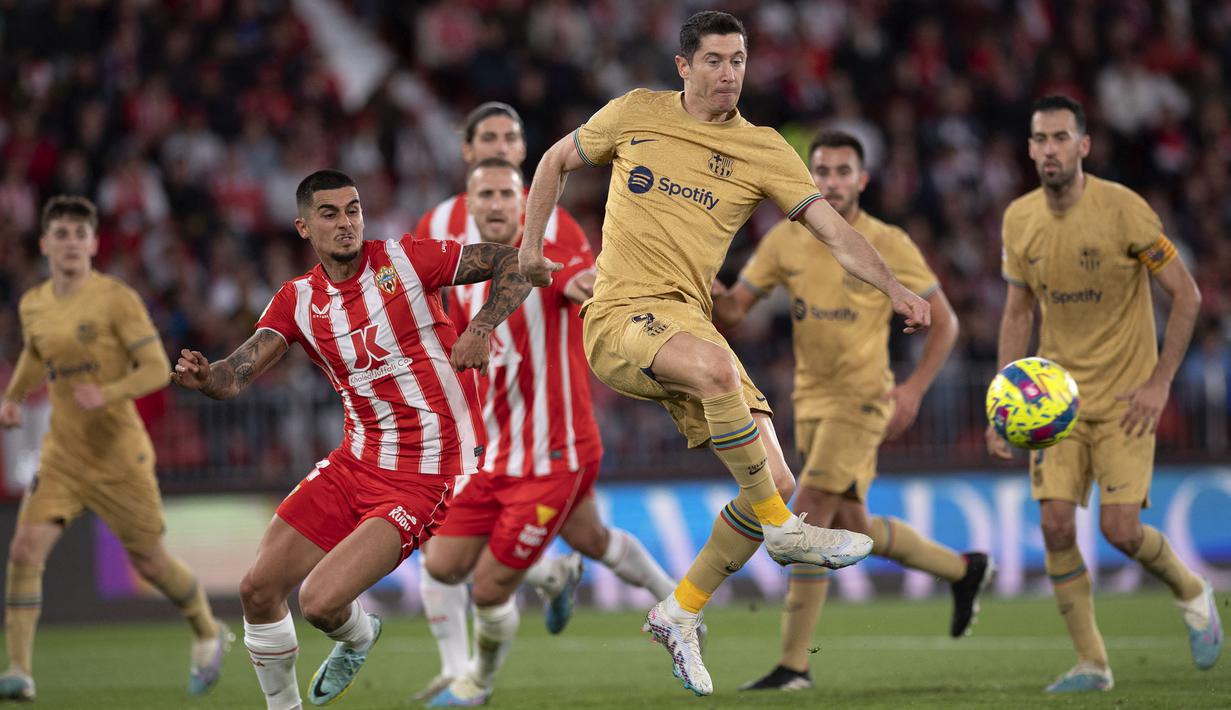 <p>Pemain Barcelona, Robert Lewandowski (tengah) berusaha mencetak gol ke gawang Almeria pada laga lanjutan Liga Spanyol 2022/2023 yang berlangsung di Power House Stadium, Senin (27/02/2023) dini hari WIB. (AFP/Jorge Guerrero)</p>
