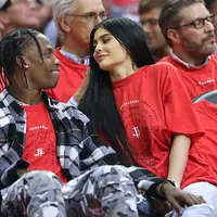Travis Scott kini tengah break tur. Hal tersebut membuat Kylie Jenner senang karena bisa bersama dengan ayah dari bayi yang ada di kandungannya itu. (papercitymag)