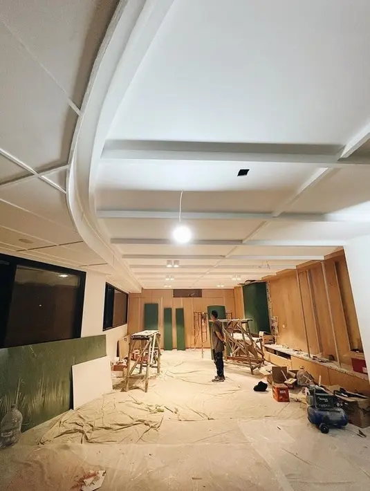 <p>Walaupun masih terlihat berantakan, akan tetapi rumah ini sudah terlihat mewah. Sama seperti Sabai, banyak netizen yang penasaran dengan hasilnya. [Foto: instagram.com/sabaidieter]</p>