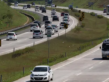 Kepadatan terjadi di Jalan Tol Cipali, Jawa Barat mengarah ke Jakarta, Kamis (29/6). Memasuki H+4 Lebaran, arus balik dari Jawa Tengah menuju Jakarta masih terpantau ramai lancar. (Liputan6.com/Faizal Fanani)