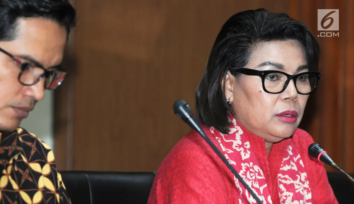 Wakil Ketua KPK Basaria Pandjaitan (kanan) dan Jubir KPK Febri Diansyah (kiri)  memberi keterangan pers terkait penetapan mantan Mensos Idrus Marham sebagai tersangka baru proyek PLTU Riau-1 di gedung KPK, Jakarta, Jumat (24/8). (merdeka.com/Dwi Narwoko)