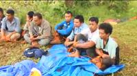 Sepuluh orang karyawan PT GKP diikat warga dengan tali, setelah menyerobot lahan warga, Jumat (23/8/2019).(Liputan6.com/Ahmad Akbar Fua)