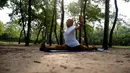 Master kungfu Li Liangui berlatih di sebuah taman di Beijing, China, pada 30 Juni 2016. Kakek 70 tahun ini sudah berkeliling dunia mempromosikan kungfu. Namun, upaya promosinya belum membuat banyak orang tertarik dengan kungfu. (REUTERS/Kim Kyung-Hoon)