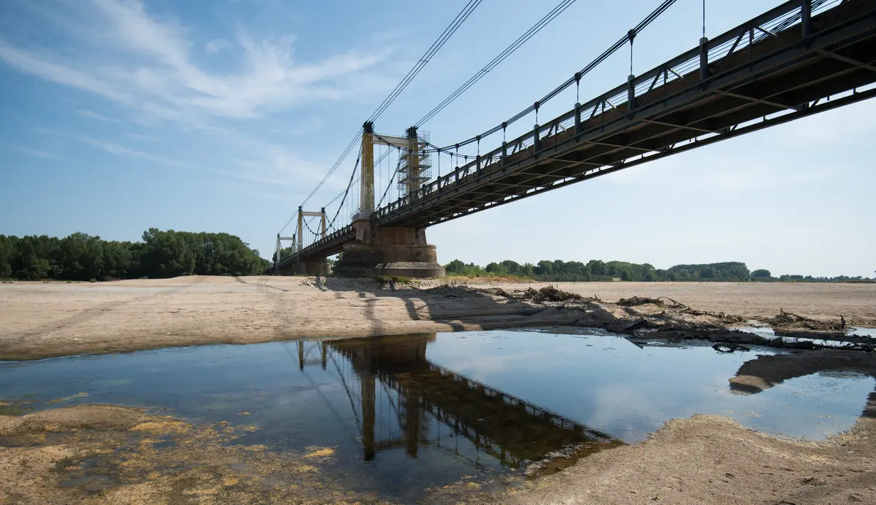 Suasana Sungai Loire di Montjean-sur-Loire yang kekeringan di Prancis barat (24/7/2019). Gelombang panas tengah melanda sebagian besar Eropa termasuk Prancis yang akan mencetak rekor suhu terbaru di beberapa negara. (AFP Photo/Loic Venance)
