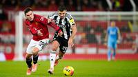 Pemain Manchester United, Manuel Ugarte (kiri), berebut bola dengan pemain Newcastle, Bruno Guimaraes, pada laga Liga Inggris antara Manchester United vs Newcastle di Manchester, Inggris, Jumat, 26 Desember 2025. (AP Photo/Dave Thompson)
