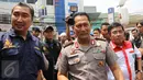 Kepala BNN Komjen Pol Budi Waseso (tengah) bersama jajaran melakukan penggerebekan di kawasan Petamburan, Jakarta, Jumat (29/1). Diduga penggerebekan ini terkait kasus penggerebekan sabu ratusan kilogram di Jepara. (Liputan6.com/Herman Zakharia)