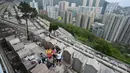 Orang-orang mengunjungi Pemakaman China Cape Collinson untuk memberi penghormatan kepada orang tercinta yang telah meninggal di dekat Chai Wan, Hong Kong, 5 April 2021. Kegiatan ini untuk menandai Festival Ching Ming yang juga dikenal sebagai pembersihan makam. (Peter PARKS/AFP)