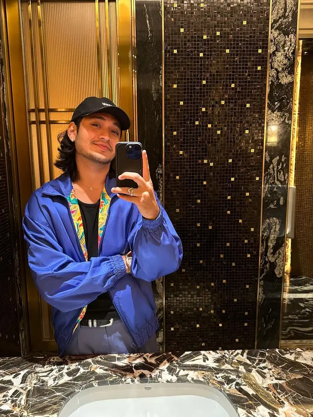 8 Rekomendasi Model Rambut Pria Ikal, Inspirasi Gaya Reza Rahardian hingga Nicholas Saputra