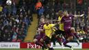 Pemain Manchester City, Sergio Aguero (kanan) saat berduel dengan pemain Watford pada lanjutan Premier League di Vicarage Road, Watford, (16/9/2017). Manchester City menang 6-0. (Nigel French/PA via AP)