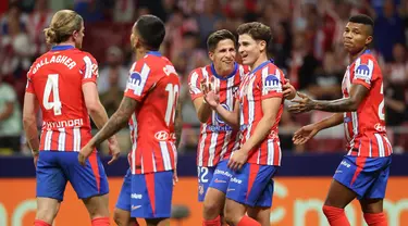 Penyerang Atletico Madrid, Julian Alvarez (kedua kanan) merayakan golnya pada pertandingan Liga Spanyol 2024/2025 melawan Valencia CF di stadion Metropolitano, Madrid pada 15 September 2024. (Pierre-Philippe MARCOU/AFP)