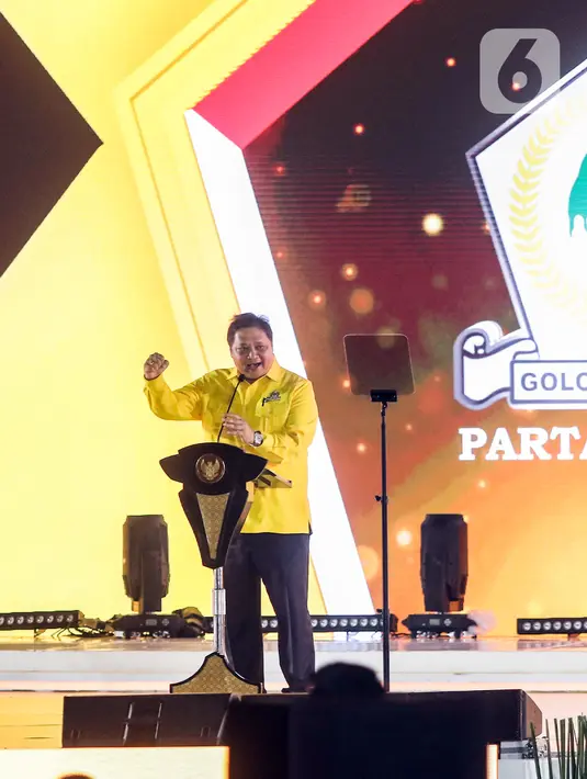 Ketua Umum Partai Golkar Airlangga Hartarto menjelaskan alasan Wali Kota Solo yang juga bakal calon wakil presiden untuk Prabowo Subianto, Gibran Rakabuming Raka, tidak hadir di HUT ke-59 Golkar. (Liputan6.com/Angga Yuniar)
