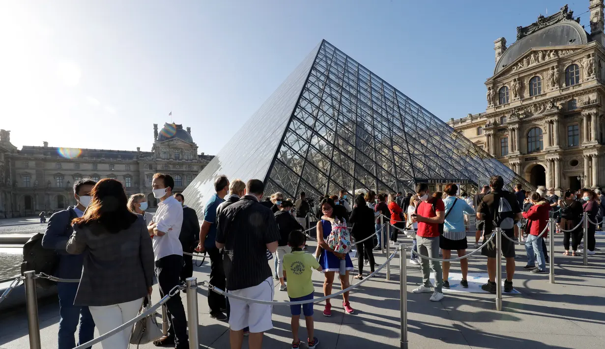 Museum Louvre Kembali Dibuka: Pengunjung mengantre di piramida Louvre, pintu masuk ke Museum Louvre pada hari pertama pembukaan di Paris (6/7/2020). Setelah berbulan-bulan ditutup akibat lockdown Covid-19, Museum Louvre  kembali dibuka pada 6 Juli 2020. (AFP/Francois Guillot)