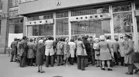 Orang-orang berkumpul untuk membaca berita di depan etalase toko pada masa Uni Soviet di Jalan Khreshchatyk, Kiev, 18 Oktober 1975. (Pierre GUILLAUD/AFP)