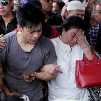 Nazriel Ilham atau Ariel NOAH tak ada hentinya menitihkan air matanya saat mengantarkan jenazah ayahanda ke tempat peristirahatan terakhir. (Adrian Putra/Bintang.com)