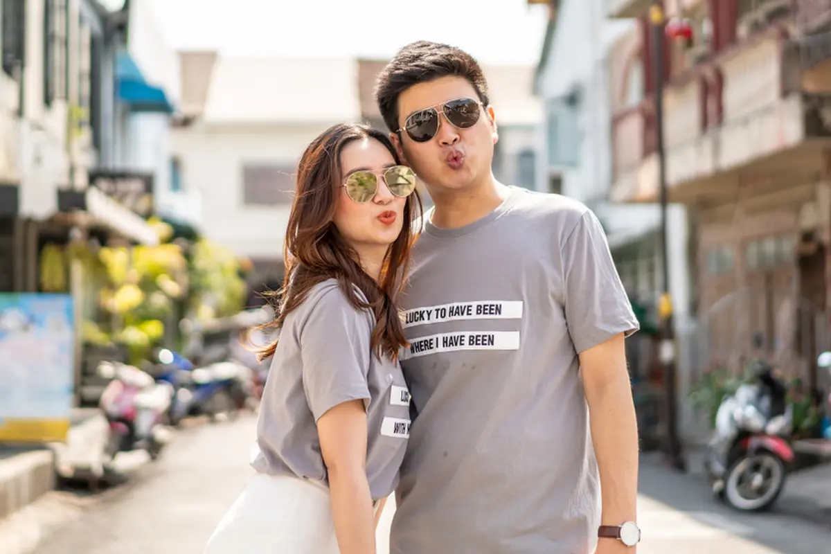 pasangan cinta bahagia kencan romantis