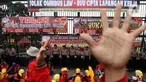 Buruh yang tergabung dalam Gerakan Buruh Bersama Rakyat (Gebrak) berdemonstrasi di depan Gedung DPR, Jakarta, Senin (13/1/2020). Massa menyuarakan penolakan mereka terhadap Omnibus Law Rancangan Undang-Undang Cipta Lapangan Kerja. (Liputan6.con/Johan Tallo)