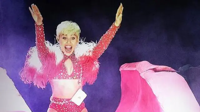 [VIDEO] Miley Cyrus bikin Heboh, Bawa Kepala Raksasa ke Konsernya