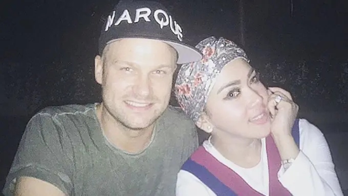 [Bintang] Syahrini dan Dash Berlin 