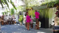 Jokowi melakukan pemasangan bleketepe yang terbuat dari anyaman daun kelapa dipasang di atas pintu masuk rumah (Liputan6.com/Fajar Abrori)