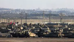 Militer Israel melancarkan serangan darat dengan sejumlah tank yang telah memasuki Kota Gaza. (Menahem KAHANA/AFP)