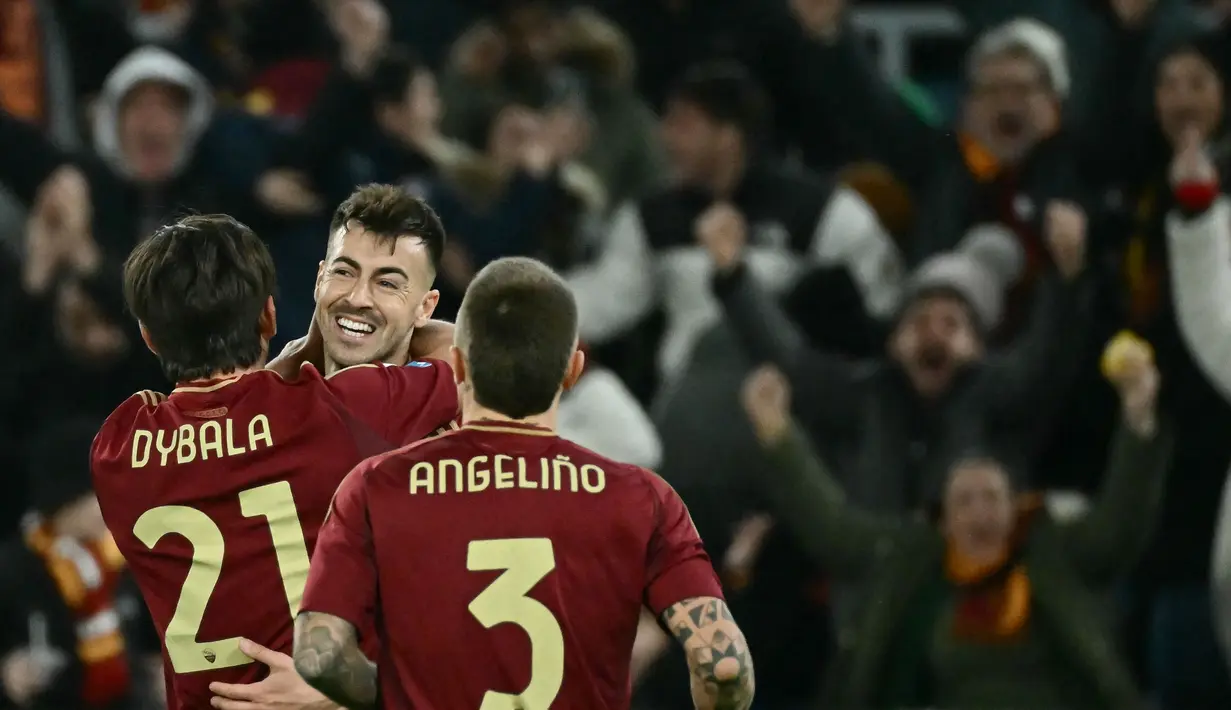 AS Roma sukses mengandaskan Genoa dengan skor 3-1 dalam laga giornata 21 Serie A 2024/2025 yang dihelat di Olimpico, Sabtu (18/1/2025) dini hari WIB. Berkat hasil ini, Roma berhak naik ke peringkat sembilan klasemen sementara dengan poin 27. Di sisi lain, Genoa tertahan di posisi ke-11 dengan poin 23. (AFP/Filippo Monteforte)