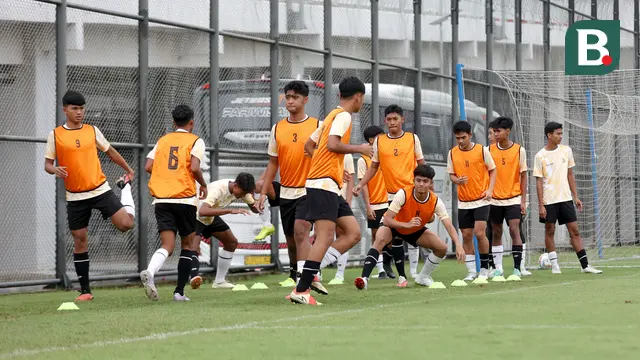 Foto: Melihat Tegasnya Nova Arianto saat Memimpin Latihan Timnas Indonesia U-16 di Jakarta International Stadium