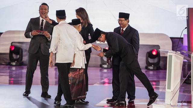 Peluk Hangat Jokowi - Prabowo Akhiri Debat Perdana Pilpres 2019