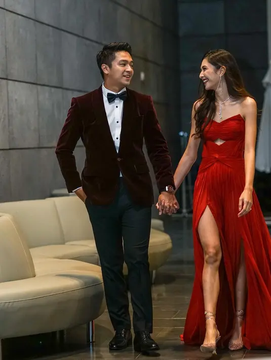 Keduanya memancarkan aura menawan, tak sedikit yang memuji kemesraan mereka di red carpet Festival Film Busan. (Liputan6.com/IG/@devamahenra).