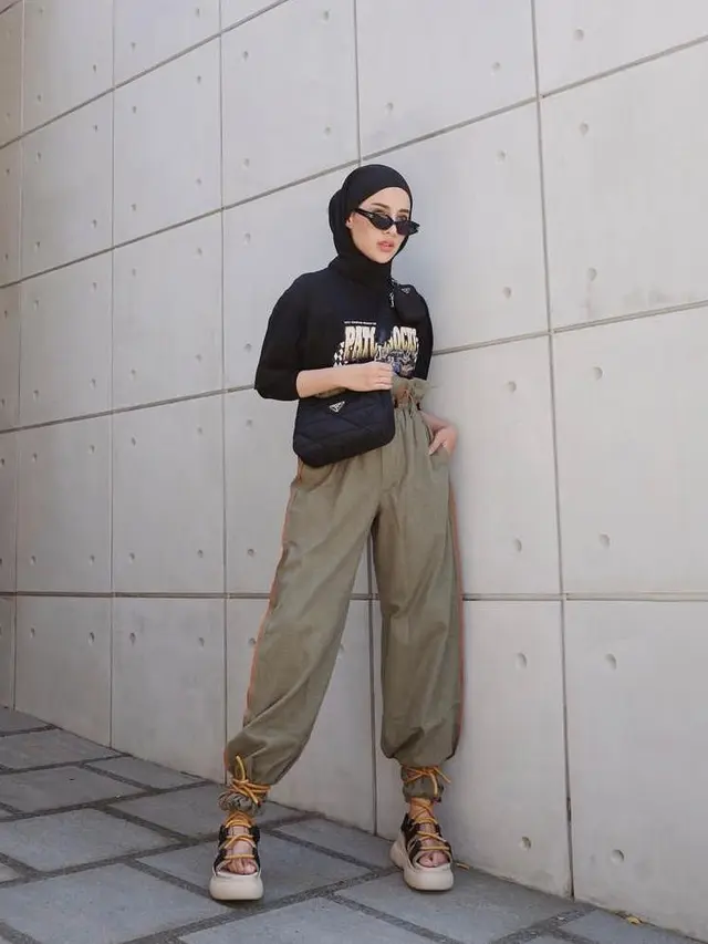 7 Ide Padu Padan Celana Jogger Wanita Berhijab dari Irish Bella hingga Olla Ramlan