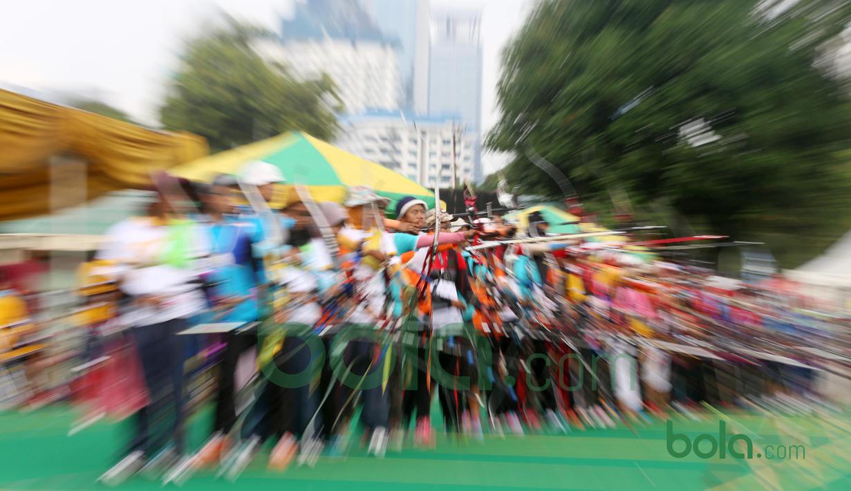 Para Atlet Panahan saat beraksi pada Kualifikasi PON XIX-2016 Jawa Barat di Lapangan Panahan Senayan, Jakarta, Selasa (24/11/2015). (Bola.com/Nicklas Hanoatubun)