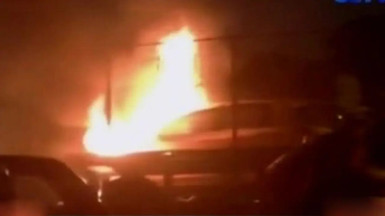 Segmen 1: Mobil Terbakar hingga Buruh Kembali Berunjukrasa