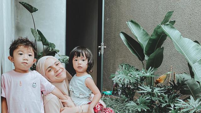 Tetap Cantik , Ini 5 Potret Nycta Gina Saat Berpakaian Sederhana