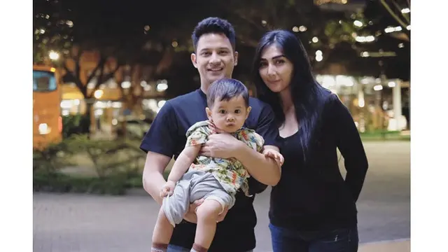 Jarang Terekspos, Ini 7 Momen Seru Lucky Perdana dengan Keluarga Kecilnya