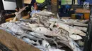 Pekerja tengah menurunkan ikan hiu di Muara Angke, Jakarta, Kamis (7/6). Sebanyak 70 persen tangkapan hiu di Indonesia dilakukan karena tidak disengaja. (Liputan6.com/Angga Yuniar)