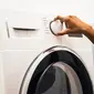 Ilustrasi pakaian dicuci dengan mesin cuci. (dok. unsplash.com/Asnida Riani)