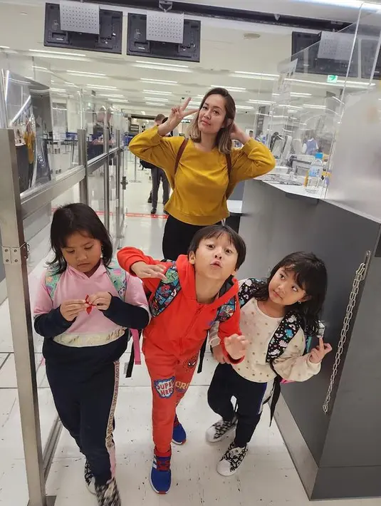 Tiba di bandar udara Internasional Narita, Tokyo langsung melanjutkan perjalananya ke Osaka. Ketiga cucu Wakil Gubernur Jawa Barat ke-12 itu tampak masih ceria meski belum sarapan. [Instagram/deddy_mizwar]