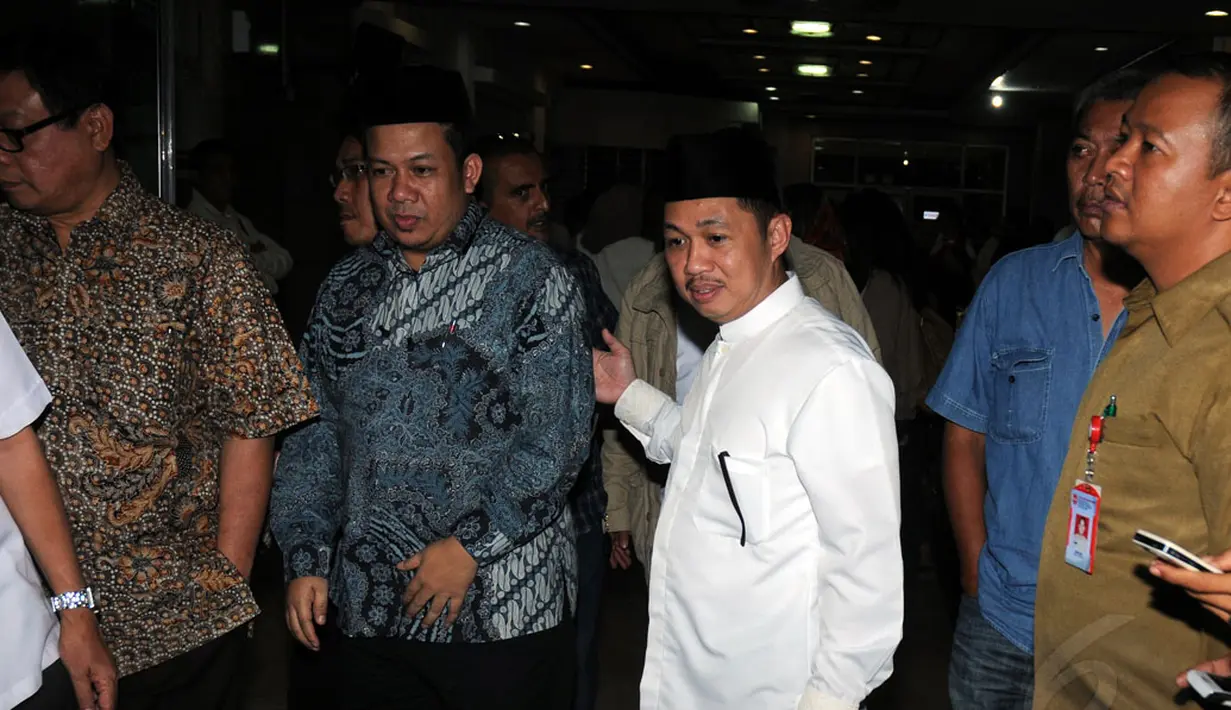 Bersama Fachri Hamzah (kiri), Presiden PKS, Anis Matta, menyambangi RSPP, Jakarta, untuk melihat langsung kondisi Ketum Partai Gerindra, Suhardi, (26/8/14). (Liputan6.com/Helmi Fithriansyah)