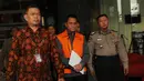 Presiden Komisaris PT Mugi Rekso Abadi (MRA) Soetikno Soedarjo memakai rompi tahanan usai menjalani pemeriksaan oleh penyidik di Gedung KPK, Jakarta, Rabu (7/8/2019). Soetikno Soedarjo resmi ditahan KPK untuk mempermudah pemeriksaan. (merdeka.com/Dwi Narwoko)