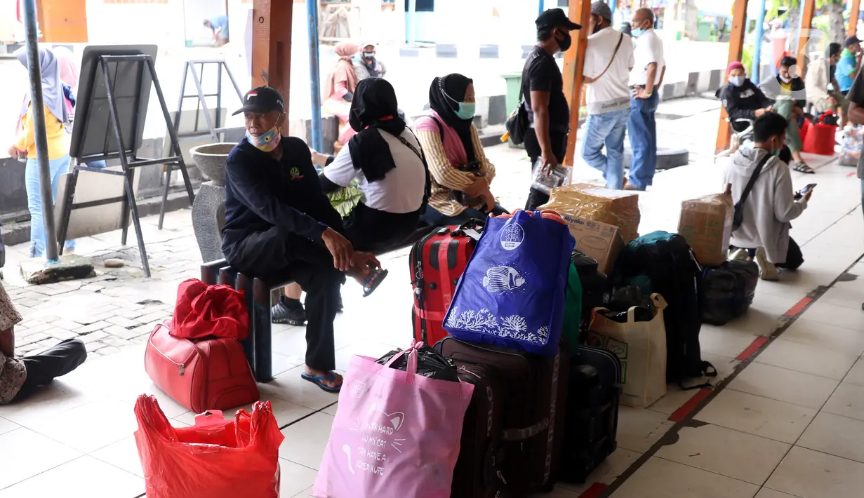 Sejumlah calon penumpang menunggu jadwal keberangkatan bus di Terminal Kalideres, Jakarta, Minggu (22/12/2020). Menjelang Natal dan Tahun Baru 2021, Terminal Kalideres terpantau ramai. (Liputan6.com/Angga Yuniar)