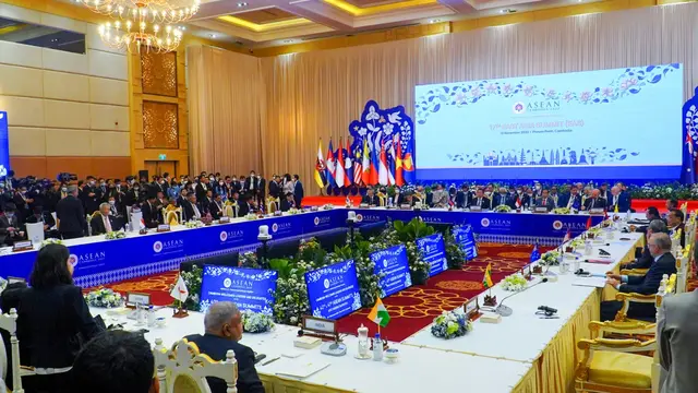 Presiden Joko Widodo (Jokowi) ketika menghadiri KTT Asia Timur (EAS) ke-17 pada Minggu (13/11) di Hotel Sokha, Phnom Penh, Kamboja