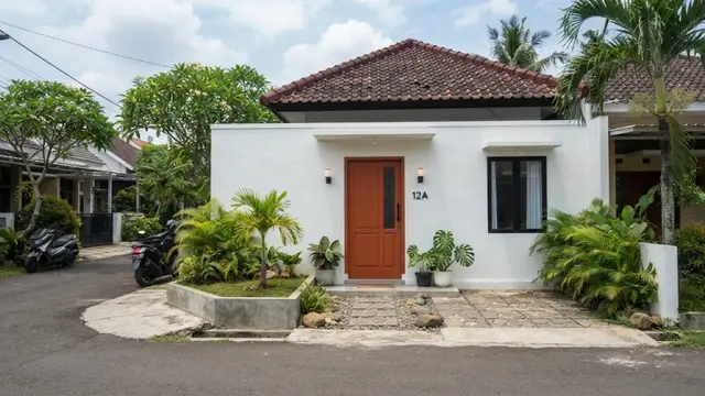 Warna Pintu untuk Rumah Kecil Berdinding Putih