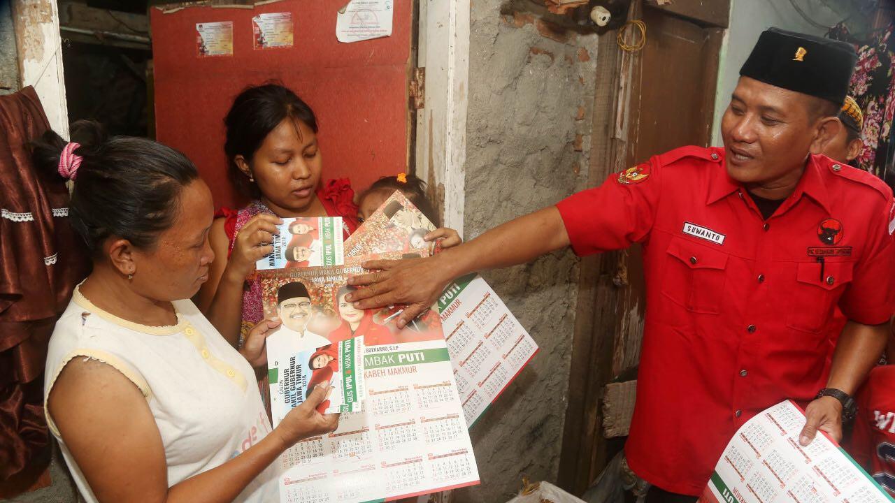 Tim sukses Gus Ipul-Puti Guntur menyambangi warga Jawa Timur (Liputan6.com/Dian Kurniawan).