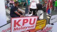 Petugas KPU melayani pendaftaran bagi masyarakat yang belum masuk dalam Daftar Pemilih Tetap pada Pemilu 2019. (Merdeka.com/Ronald)